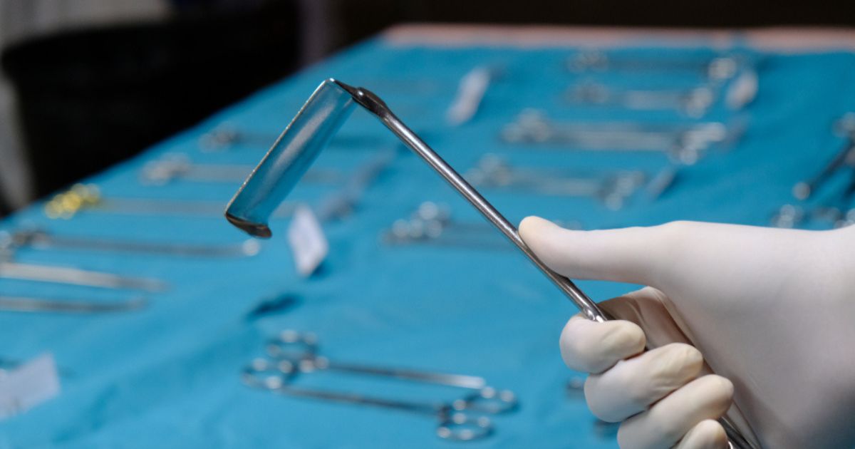SURGICAL RETRACTORS TYPES AND USAGE